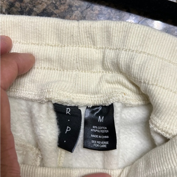 Mens hoodie and pants outfit size medium. - Picture 4 of 4